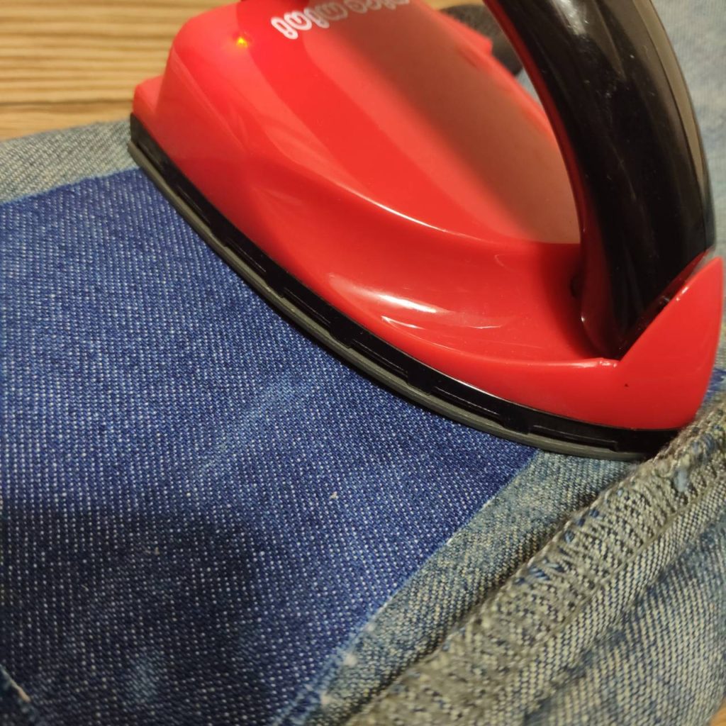 股破れok アイロンとパッチ ワッペン でジーンズの穴補修する方法 華山未来研究室